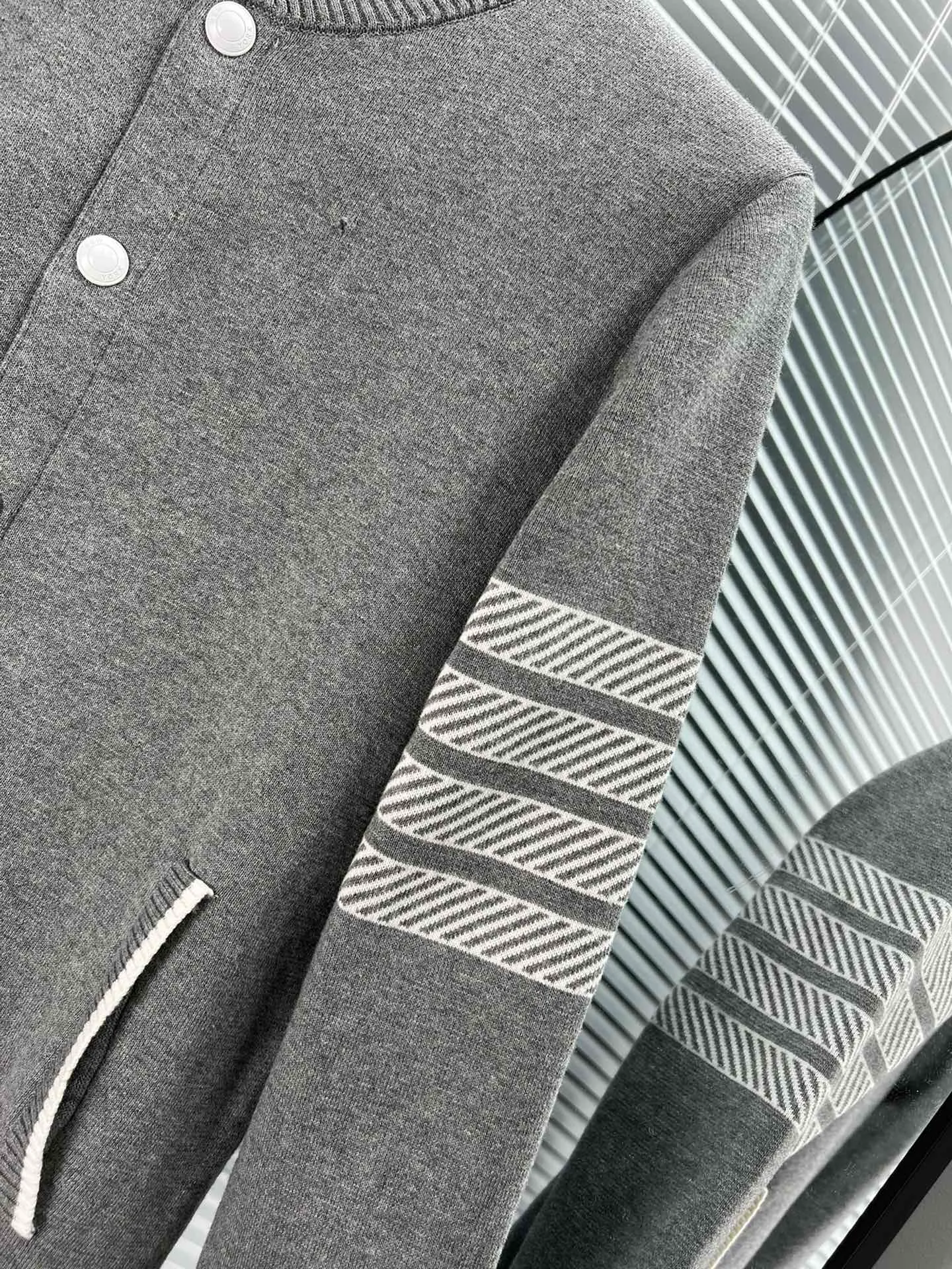TB 23/FW ， 38 Gray stoll LOGO ：Gray Navy Blue size(1 2 3 4)